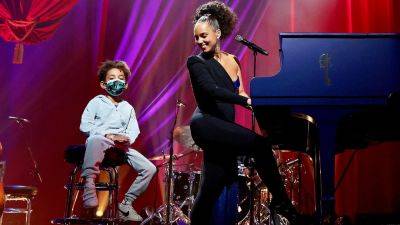 Alicia Keys' 8-Year-Old Son Genesis Serves as Her Bodyguard on Stage - www.etonline.com - state Washington - city Seattle, state Washington