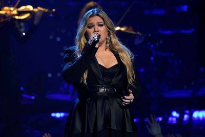 Kelly Clarkson Warns Fans To Only ‘Throw Diamonds’ During Opening Weekend Of Las Vegas Residency - etcanada.com - Las Vegas - county Person