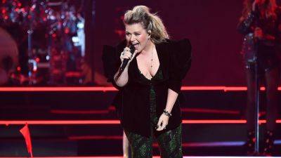 Kelly Clarkson Shades Ex Brandon Blackstock at Vegas Residency With Revised Lyrics - www.etonline.com - Las Vegas