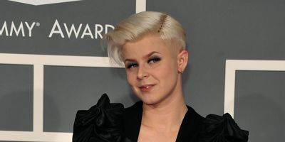 Robyn Seemingly Welcomes a Baby in Secret, Introduces Fans to Her Child - www.justjared.com