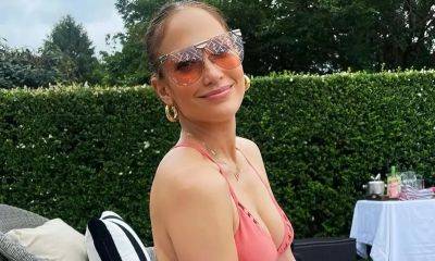 Jennifer Lopez relaxes poolside and shows off toned figure in pink swimsuit - us.hola.com - county Hampton