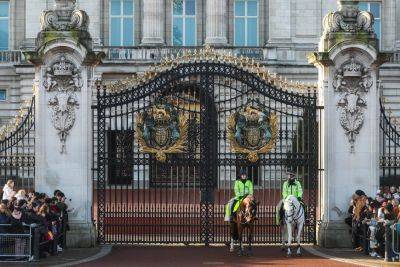 Buckingham Palace Cleared By Police As Man Handcuffs Himself To Main Gates And Threatens To Hurt Himself - etcanada.com - Scotland