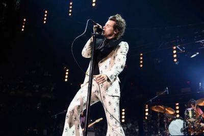 Harry Styles Hit In Eye With Thrown Object, Latest Victim In Disturbing Concert Trend - deadline.com - New York - Los Angeles - Las Vegas - Austria