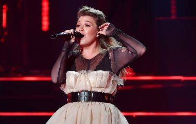 Kelly Clarkson warns fans against throwing things onstage at Las Vegas residency - www.nme.com - Chicago - Las Vegas