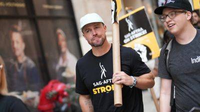 Stephen Amell Hits the Picket Line After Criticism for Anti-Strike Statements - variety.com - New York - North Carolina - city Burbank - Raleigh, state North Carolina