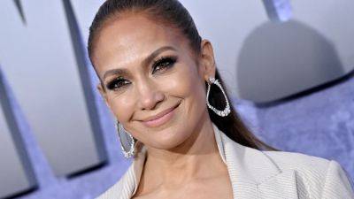 Watch Jennifer Lopez Give It Her All in Karaoke Performance During Italy Vacation - www.etonline.com - Italy