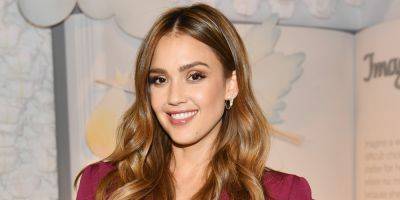 Jessica Alba Says Her Daughters Find Her 'Honey' Dance Moves 'So Embarrassing' - www.justjared.com - county Daniels