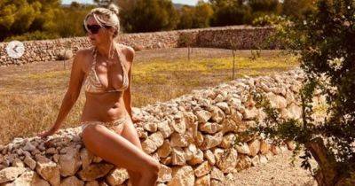 Actress Lisa Faulkner stuns fans in bikini holiday snaps after getaway with John Torode - www.manchestereveningnews.co.uk