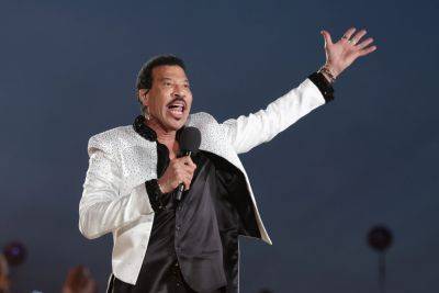 Lionel Richie Delivers On-Stage Apology After Cancelling Previous Concert 1 Hour After Showtime - etcanada.com - New York