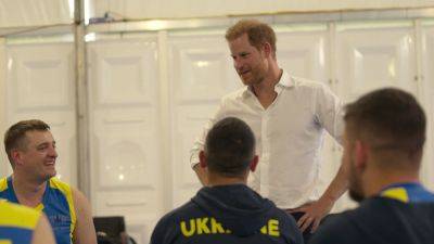 Prince Harry Introduces the World to Inspiring Veteran Athletes in Netflix's 'Heart of Invictus' Trailer - www.etonline.com - Netherlands - Hague