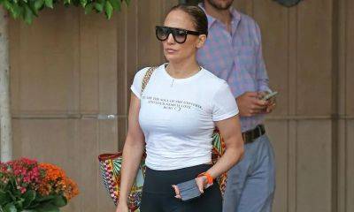 Jennifer Lopez’s sweet tribute to Ben Affleck: JLo wears t-shirt with poem on his birthday - us.hola.com - Los Angeles - Los Angeles - Beverly Hills