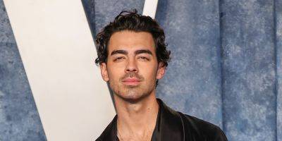 Joe Jonas Draws Tattoo for Fan in Audience at Concert - See the Freshly Inked Work of Art - www.justjared.com - New York - state Massachusets