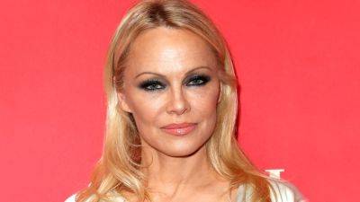 Pamela Anderson Says She Stopped Wearing Makeup After the Death of Her Makeup Artist - www.etonline.com - Canada