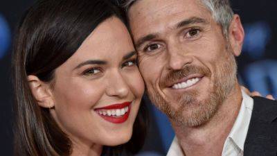 Odette Annable Hilariously Roasts Husband Dave Annable After Getting Wisdom Teeth Removed - www.etonline.com - Taylor