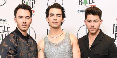Jonas Brothers Dedicate Their Song 'Little Bird' to Mother Who Lost Her Daughter During Recent Concert - www.justjared.com