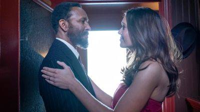 'This Is Us' Stars Mandy Moore, Sterling K. Brown Remember Ron Cephas Jones - www.etonline.com - county Moore - county Sterling