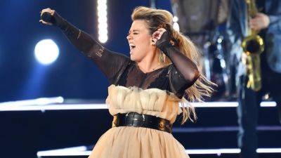 Kelly Clarkson's Kids River and Remington Perform With Her Onstage During Las Vegas Residency - www.etonline.com - Las Vegas