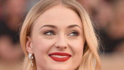 Sophie Turner's Sleepwear Selfie Proves the Grocery Girl Aesthetic Isn't Going Anywhere This Fall - www.glamour.com - Spain - county Turner