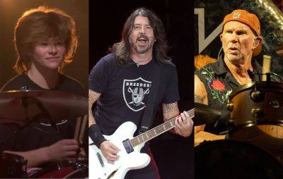 Watch Dave Grohl, Chad Smith and Shane Hawkins perform David Bowie, AC/DC and more rock classics at California pizza bar - www.nme.com - California - county Valley - Colombia - Chad - city Simi Valley, state California