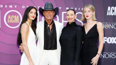 Faith Hill and Tim McGraw Pose With Their Daughters for Rare Red Carpet Family Photo - www.etonline.com - New York - Tennessee