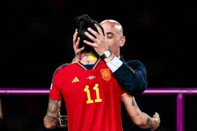 FIFA Suspends Spanish Soccer Federation President Luis Rubiales For Unwanted Kiss - deadline.com - Spain