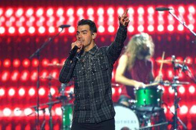 Joe Jonas Cries As Jonas Brothers Dedicate ‘Little Bird’ To Fan Whose Father Died - etcanada.com - Chicago - city Mexico City