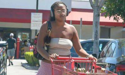 Sasha Obama looks comfy as she buys groceries in her local supermarket - us.hola.com