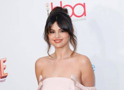 Selena Gomez Reveals She Broke Her Hand And Had To Undergo Surgery - etcanada.com