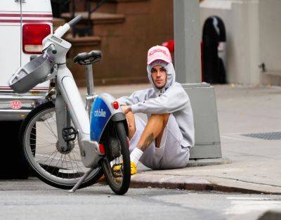 Justin Bieber Bikes Around NYC In Yellow Crocs, A Hoodie And Pink Baseball Cap After Event With Hailey - etcanada.com - New York