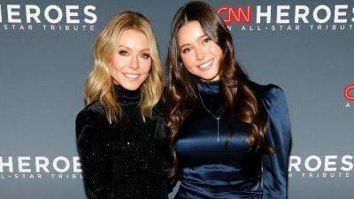 Kelly Ripa Says She 'Made Eye Contact' With Daughter Lola While Having Sex With Husband Mark Consuelos - www.etonline.com - Italy