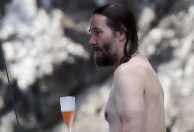 Keanu Reeves Pictured Shirtless While Soaking Up The Sun On A Yacht In Capri - etcanada.com - Italy - Canada