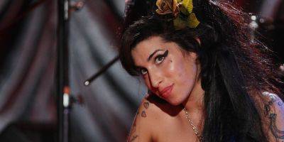 Amy Winehouse's Dad Debunks Misconception About Her Struggle With Addiction - www.justjared.com