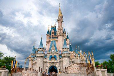 Disney World Closing Some Attractions & Universal Orlando Cutting Early Entry As Hurricane Idalia Closes In On Florida - deadline.com - Florida - city Orlando - city Tallahassee