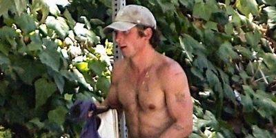Jeremy Allen White Goes Shirtless & Barefoot for His Morning Run - www.justjared.com - county Ashley - city Studio - city Moore, county Ashley