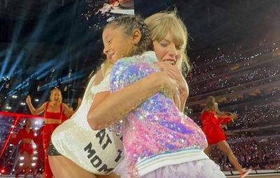 Watch Taylor Swift give her ’22’ hat to Kobe Byrant’s daughter - www.nme.com - USA - Miami - Canada - New Orleans - parish Orleans - city Indianapolis