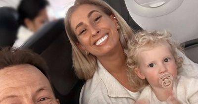 Stacey Solomon enjoys 'beach day' with family as she forgets all about 'rude' plane passenger - www.ok.co.uk