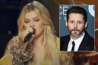 Kelly Clarkson Debuts NEW Lyrics To Song About Ex-Husband Following Their Messy Divorce! - perezhilton.com - Las Vegas