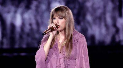 Has Taylor Swift Finished Filming 'Eras Tour' Concert Doc? Original Light-Up Bracelets Are Back - www.justjared.com - Los Angeles
