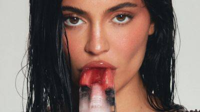 Kylie Jenner Launches Her Best-Selling Gloss Drip In Three Juicy New Shades — And We Tried It - www.etonline.com - county Love