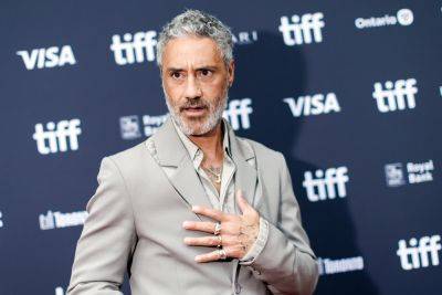 Taika Waititi Hilariously Pauses Scrum To Check Tag On ET Canada Host Carlos Bustamante’s Shirt: ‘Hey, Who Makes This?’ - etcanada.com - New Zealand - Canada