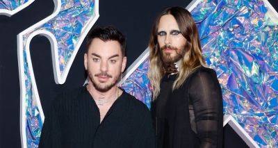 Jared Leto Sports Dark Eyeshadow & Heeled Boots for MTV VMAs 2023 with Brother Shannon - www.justjared.com - city Newark