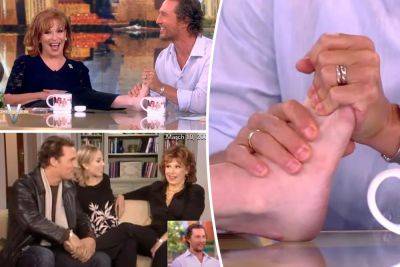 Matthew McConaughey gives Joy Behar a ‘dad’ foot massage on ‘The View’ - nypost.com