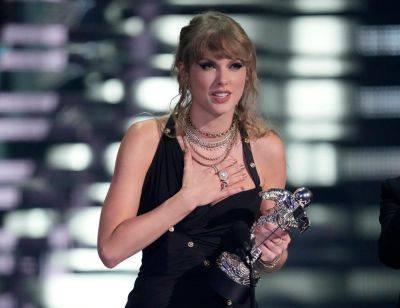 Taylor Swift’s History-Making 9 MTV VMAs Wins: Artist, Video, Director Of The Year And More - etcanada.com