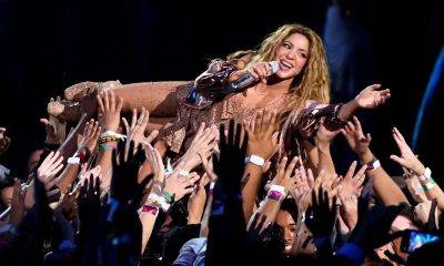 Shakira’s epic VMA performance: Crowd surfing, knives, and hypnotic hips [Photos] - us.hola.com - USA - Colombia
