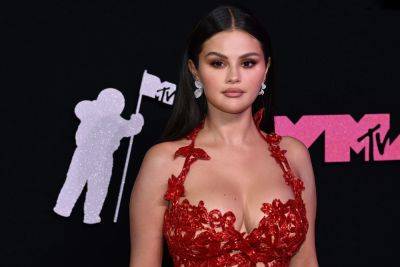 Selena Gomez’s Unimpressed Reaction To Chris Brown’s MTV VMAs Nomination Goes Viral - etcanada.com - Canada
