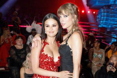 Selena Gomez Jokes She Looks ‘Constipated’ Next To ‘Stunning’ Bestie Taylor Swift At The VMAs - etcanada.com - Canada - Nigeria