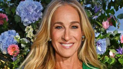 Sarah Jessica Parker’s Sun-Kissed Highlights Are the Pro Secret to Glowy Skin - www.glamour.com - New York