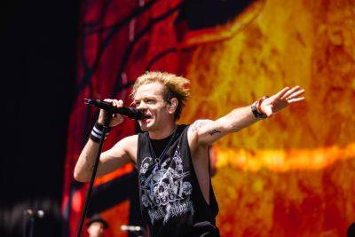 Sum 41 Lead Singer Deryck Whibley Hospitalized Thursday With Pneumonia, Now Recovering At Home - deadline.com - Las Vegas