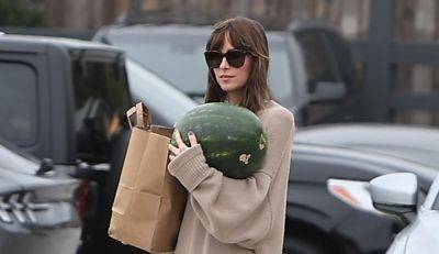 Dakota Johnson Buys a Watermelon & Groceries During Sunday Farmer's Market Visit - www.justjared.com - New York - Malibu