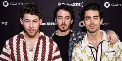 Nick Jonas Chokes Up During 'Little Bird' Performance at Jonas Brothers' LA Concert - www.justjared.com